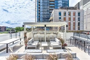 Outdoor dining - Perfect location - Swimming Pool & Jaccuzi & Sauna access! (Montréal)