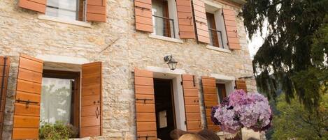 المنطقة المحيطة بالمنشأة