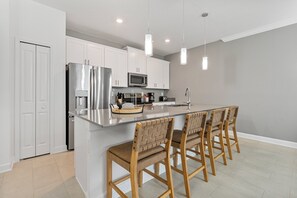 Kylskåp, mikrovågsugn, ugn och spishäll