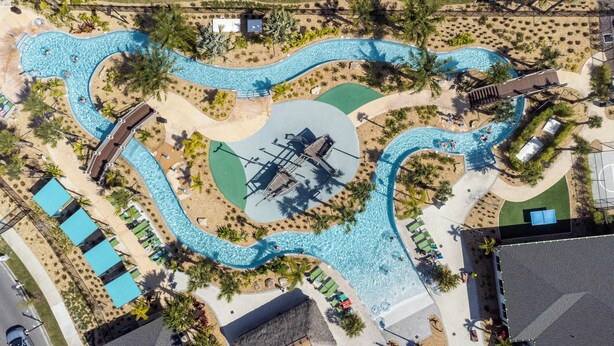 Oversigtsbillede af et resort med flere swimmingpools, palmer og loungeområder.