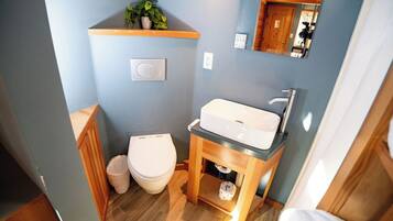 Douche, sĂšche-cheveux, serviettes fournies, savon