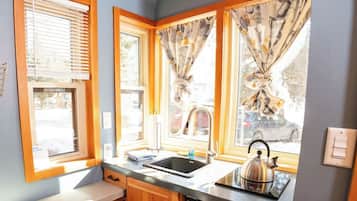 Réfrigérateur, plaque de cuisson, bouilloire électrique