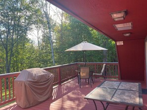 Outdoor dining - Entire Piper House Chalet (Bessemer)