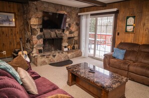 Fernseher, Kamin, Bücher