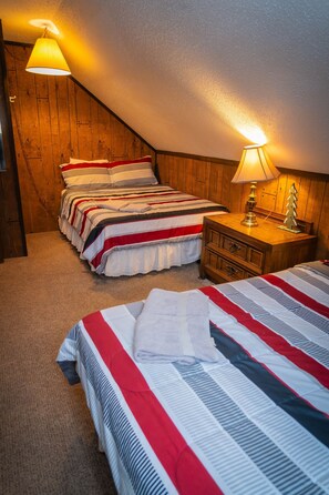 12 bedrooms, internet, bed sheets - Entire Piper House Chalet (Bessemer)