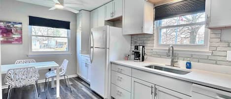 Refrigerador, microondas, horno, placa de cocina