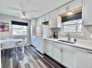 ثلاجة، ميكروويف، فرن، موقد طهي مسطح