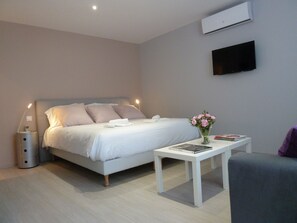 Premium bedding, pillowtop beds, in-room safe, soundproofing - Studios ALBRI (Fontenay-sous-Bois)