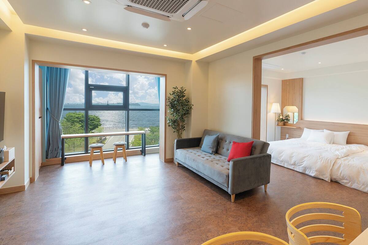 B, Room 503[in-room Pool fee 50,000KRW. Ocean View, Netflix,Recommended for 2 Couples or 2 Families] | Premium bedding, free minibar items, laptop workspace, free WiFi