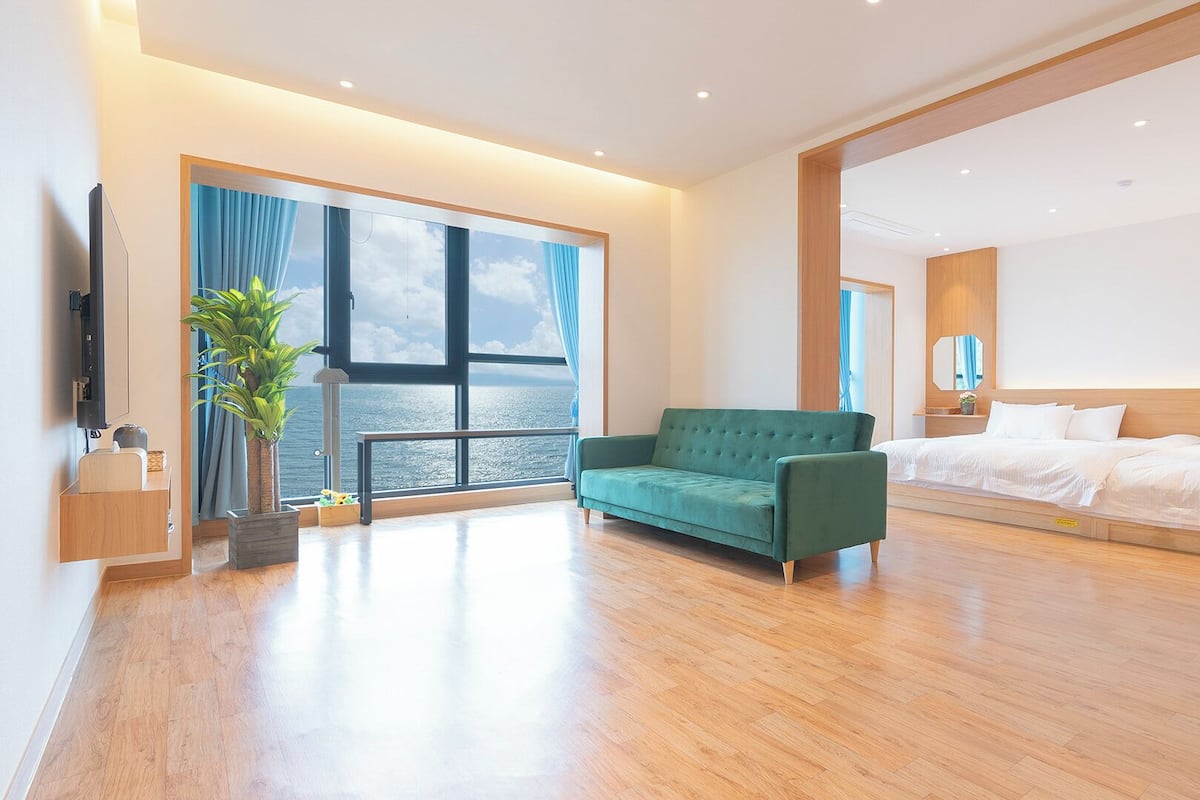 B,Room 603 [in-room Pool fee 50,000KRW,Ocean View,ElectricGrill BBQ,Netflix,Recomm for a big family] | Living area | 50-inch LCD TV with cable channels, Netflix, toys