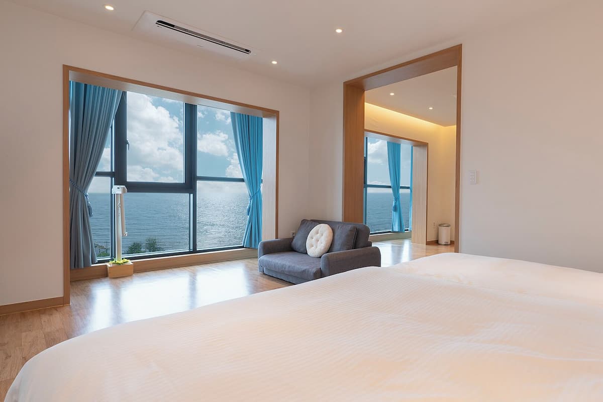 B, Room 602 [in-room Pool fee 50,000KRW, Ocean View, Netflix, Recommended for Couple or a day trip] | Premium bedding, free minibar items, laptop workspace, free WiFi