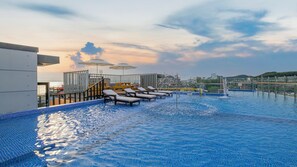 Udendørs pool, åben fra kl. 10.00 til kl. 19.00, liggestole