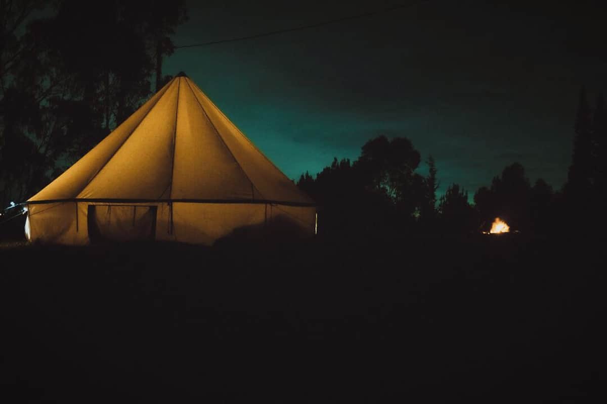Deluxe-Zelt, Bergblick | Essbereich im Zimmer