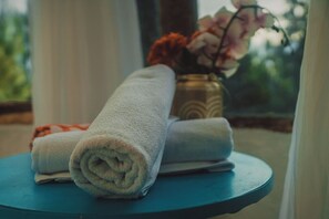 1 chambre, décoration personnalisée, ameublement personnalisé, bureau