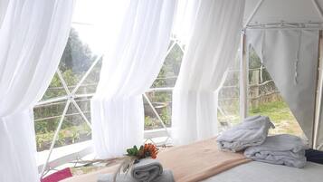 Cabaña Deluxe, vistas a la montaña | 1 dormitorio, decoración individual, mobiliario individual y escritorio