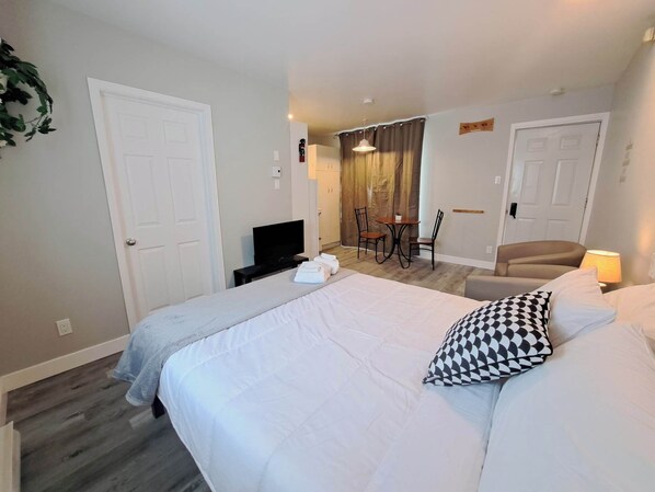1 bedroom, iron/ironing board, WiFi, bed sheets - Confortable logement à petit prix comme à la maison (Sainte-Anne-de-Beaupré)