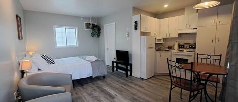 1 habitación, tabla de planchar con plancha, wifi y ropa de cama