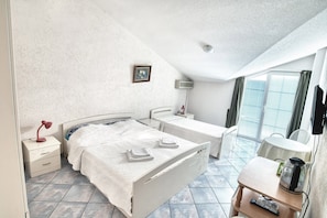 Basic Studio, Balcony | Desk, free WiFi