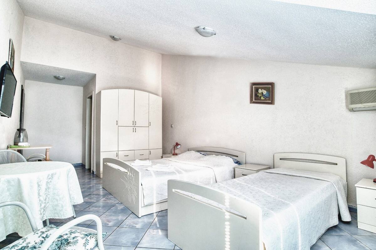 Eenvoudige studio, balkon | Een bureau, gratis wifi