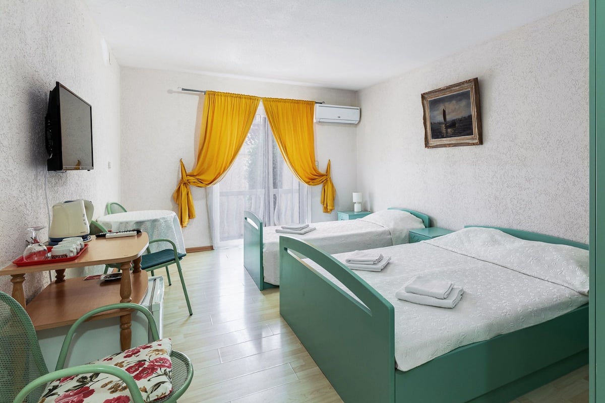 Eenvoudige studio, balkon, uitzicht op stad | Een bureau, gratis wifi