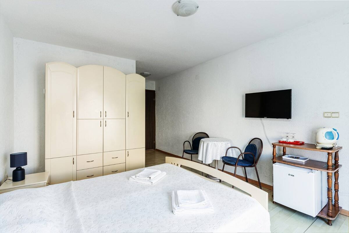 Eenvoudige studio, balkon, uitzicht op tuin | Een bureau, gratis wifi