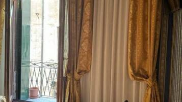 Habitación triple | Escritorio, espacio para trabajar con laptop y wifi gratis