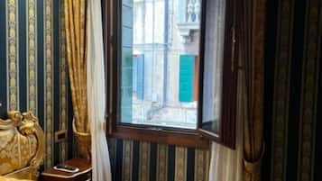 Escritorio, espacio para trabajar con laptop y wifi gratis