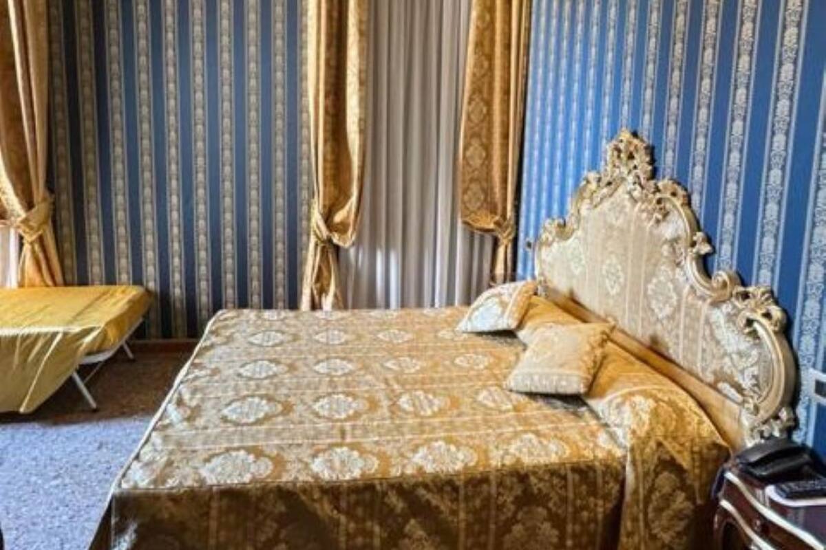 办公桌、笔记本电脑工作区、免费 WiFi、床单
