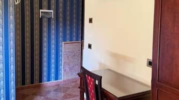 Escriptori, espai de treball apte per a portàtils i wifi gratuïta