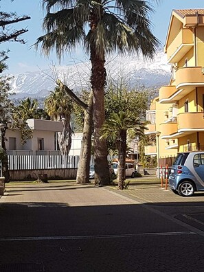 Property grounds - Cozy holiday home with terrace, 4 minutes from the beach (Mascali)