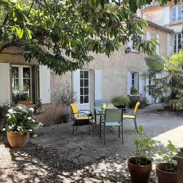 Outdoor dining - Gîte Annexe du Pont de la Charente (Châteauneuf-sur-Charente)
