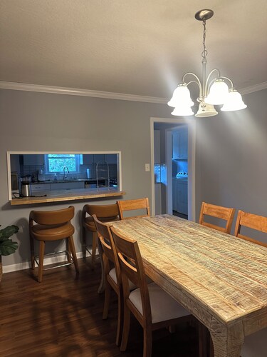 NEW! Comfort and Space in Midtown - The Holly House