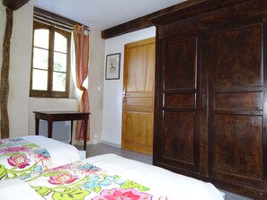 1 sovrum, strykjärn/strykbräda och sängkläder