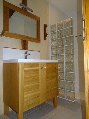 Dusj, hårføner og håndklær