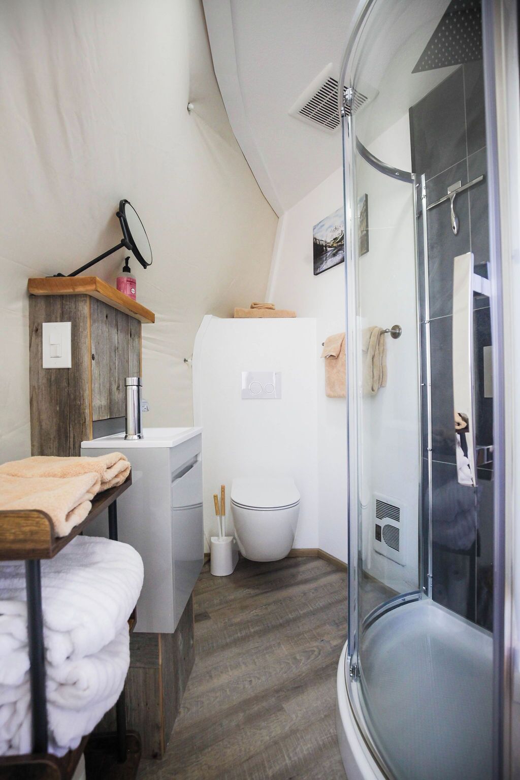 Une petite salle de bain comprenant une douche, un lavabo et des toilettes.