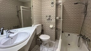 Secadora de cabello, jabón, papel de baño 