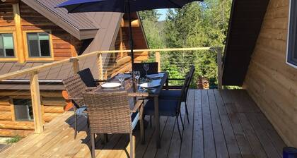 Cozy carriage house apartment with gorgeous Mount Ida views.