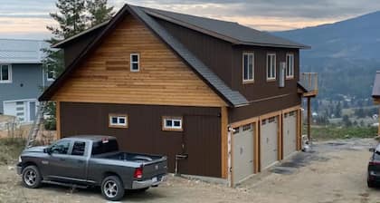 Cozy carriage house apartment with gorgeous Mount Ida views.