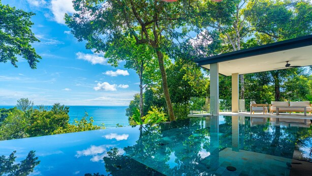 An infinity pool with a clear view of the sea and lush greenery. - Casa Colibri by Pura Villas (Uvita)