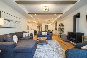 Smart TV, fireplace, stereo