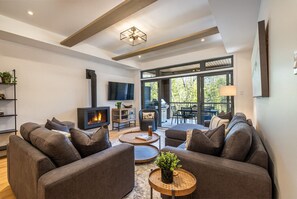 Smart TV, fireplace, stereo