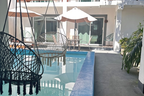 Una piscina al aire libre