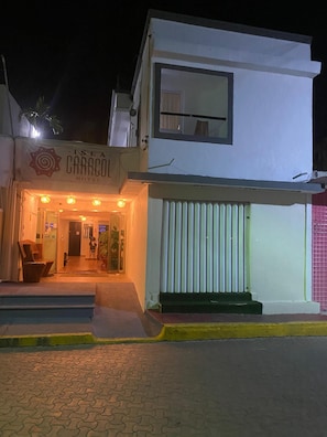 Fachada del alojamiento - Noche