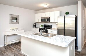 Geladeira, micro-ondas, fogão, cooktop