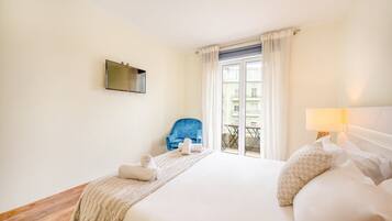 2 bedrooms, iron/ironing board, internet, bed sheets