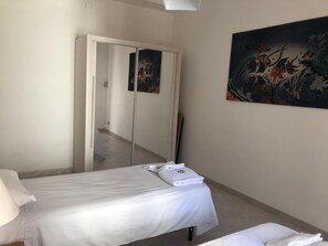 2 camere, una scrivania, ferro/asse da stiro, culla da viaggio