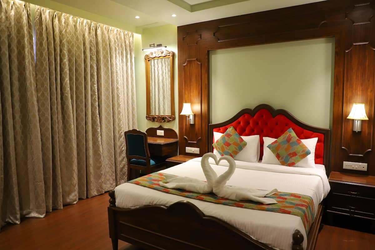 Executive Suite, City View | 1 bedroom, premium bedding, desk, free WiFi