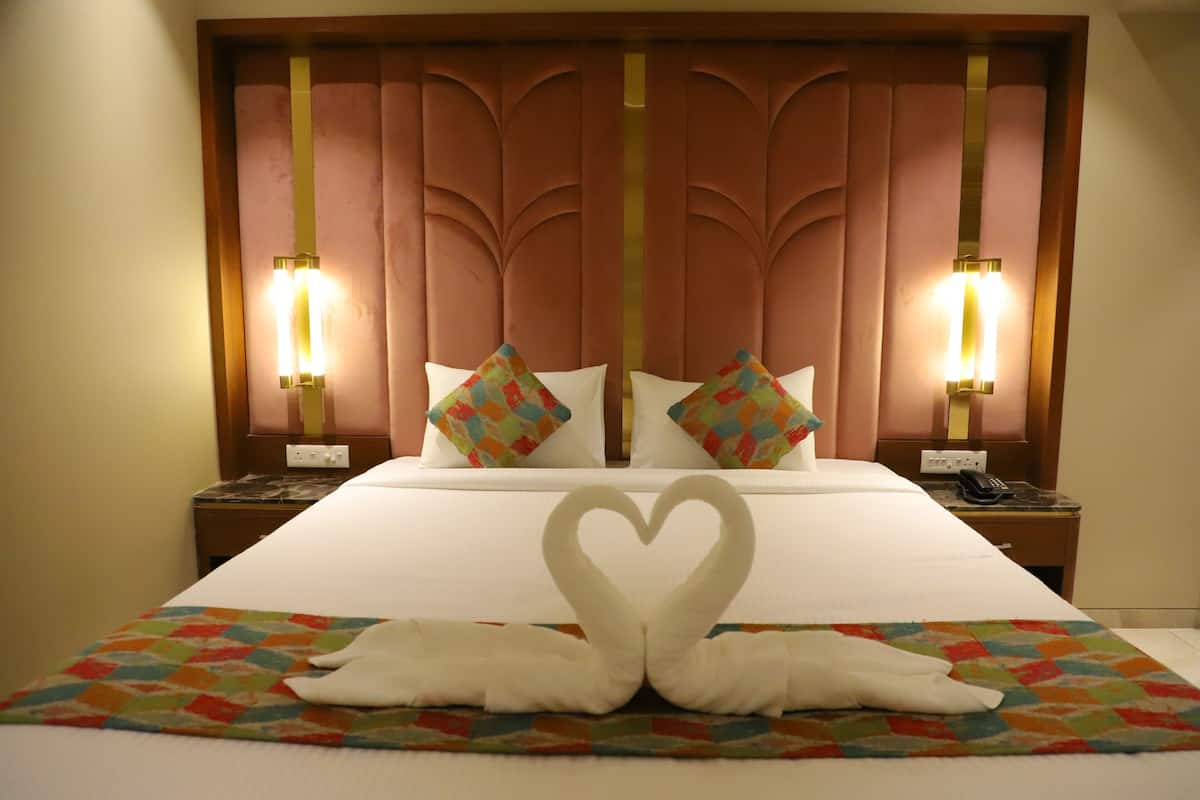 Family Room | 1 bedroom, premium bedding, desk, free WiFi