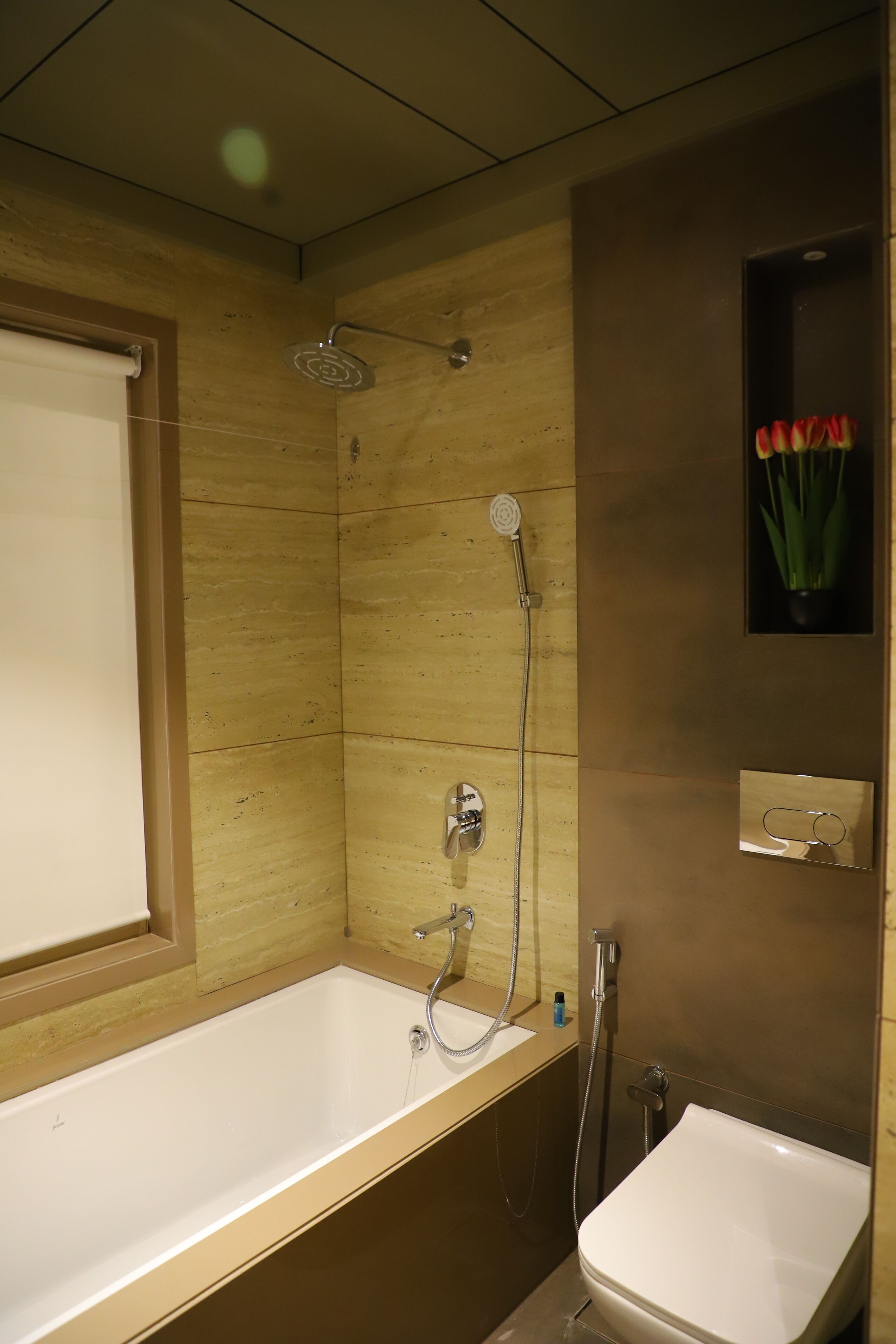 Un baño moderno con bañera, ducha y lavamanos.