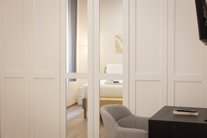 1 habitación, escritorio, tabla de planchar con plancha y wifi 